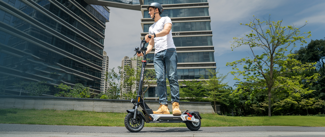 Cinco errores comunes al usar un patinete eléctrico (y cómo evitarlos)