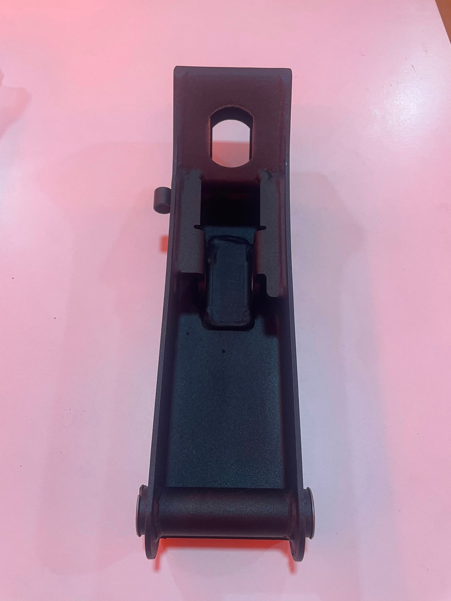 BRAZO SUPERIOR SUSPENSION DELANTERA - KUKIRIN G4 (NUEVA VERSION)